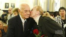 Найден Вълчев - един поет на 90. Отрупаха с рози автора на "Една българска роза" за юбилея му (СНИМКИ)