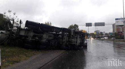 екшън бетоновоз преобърна столичен булевард