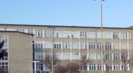 ученичка разби главата съперничка клас