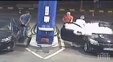 хит нета бензинджия загаси пожарогасител цигарата нахален перничанин видео