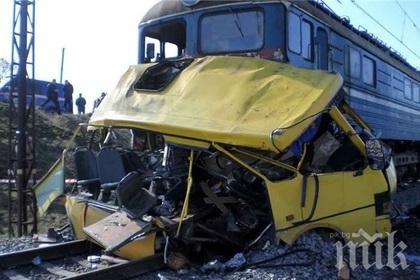 Страшна касапница! 19 загинаха при сблъсък между автобус и влак в Русия