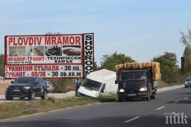 ИНЦИДЕНТ! Бус се хвърли в канавка в Пловдив 