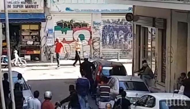 Трилър в центъра на Атина! Полугол мъж извади пистолет