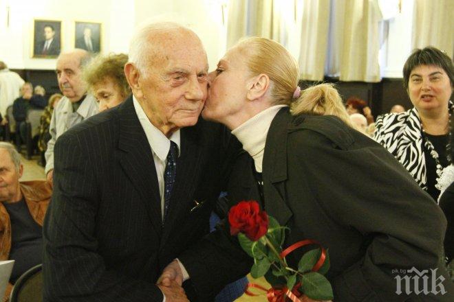 Найден Вълчев - един поет на 90. Отрупаха с рози автора на Една българска роза за юбилея му (СНИМКИ)