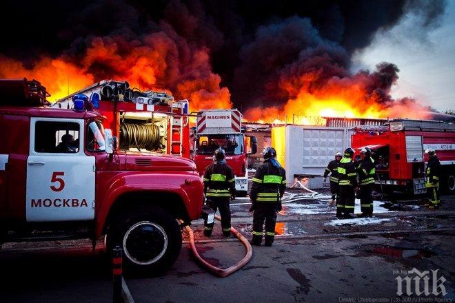 Голям пожар в Москва! Огънят в строителния център се разраства 
