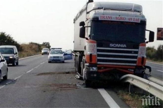 Катастрофа в Пловдив! Камион отнесе Ауди, колата е перпендикулярно на пътя (СНИМКИ)
