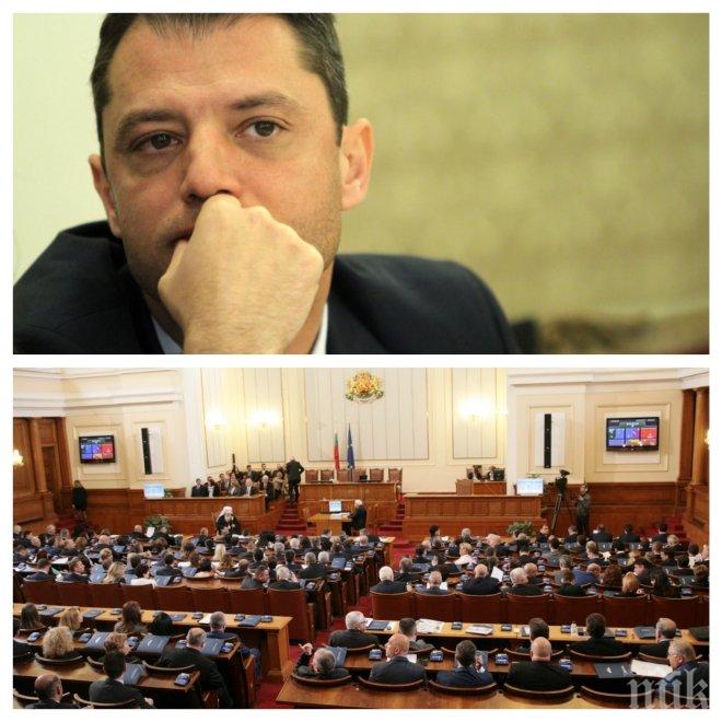 ИЗВЪНРЕДНО В ПИК TV! Парламентът гласува оставката на Делян Добрев. Депутатите подхващат прането на пари (ОБНОВЕНА)