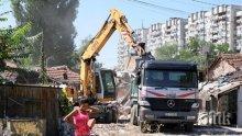 АКЦИЯ В ПЛОВДИВ! Циганите от "Арман махала" настръхнаха! Нахлуха багери и полиция, събарят незаконни постройки