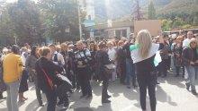 Лекарите от болницата във Враца излизат отново на протест