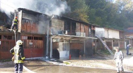 газова бутилка избухна дървени складове