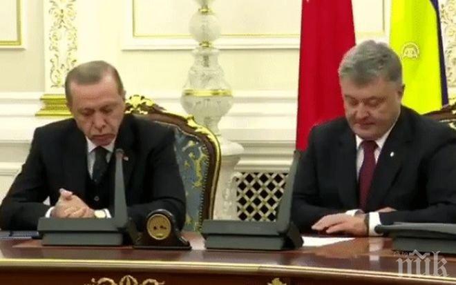 Реджеп Ердоган заспа по време на съвместна пресконференция с президента на Украйна