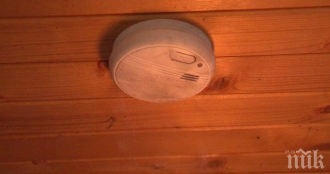 Оборудват с противопожарни датчици къщите на възрастни хора