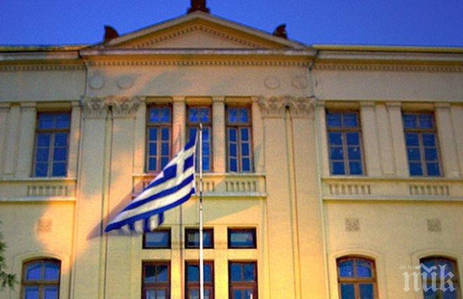 Един ранен, след като полицейски автобус, превозващ затворници се е подпали край Солун