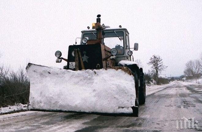 Два прохода остават затворени заради снега