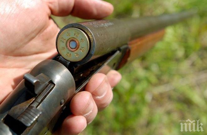 Ловец се простреля в главата, борят се за живота му 