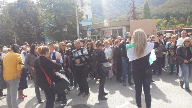 Лекарите от болницата във Враца излизат отново на протест 