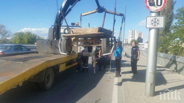 ТОТАЛЕН ХИТ! В Пловдив „паяк“ вдигна каруца (СНИМКИ)