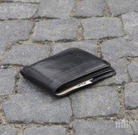 Невероятна история: Възрастен мъж пътува дни наред, за да върне изгубен портфейл