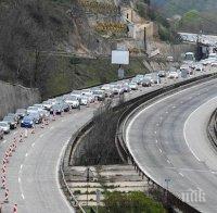 Километрични колони затрудняват движението по АМ 