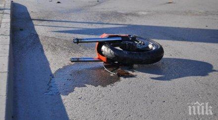 тежък инцидент моторист летя метра удар кола бори живота