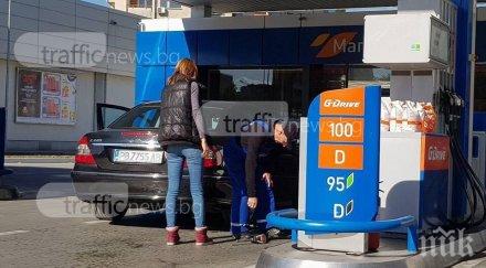 пълна лудница шофьорка даде газ маркуча докато зареждат колата бензинджия крещи цигара устата