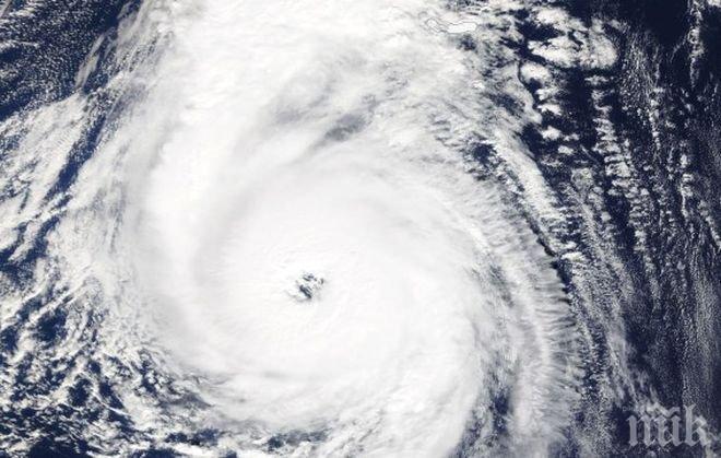 Ирландия и Великобритания се подготвят за мощния ураган Офелия