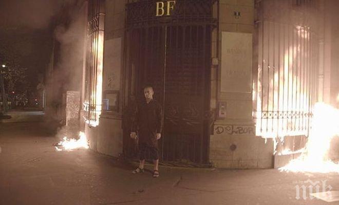 ШАШ! Художникът, който закова тестисите си на Червения площад, подпали Банката на Франция! (СНИМКИ 18+)