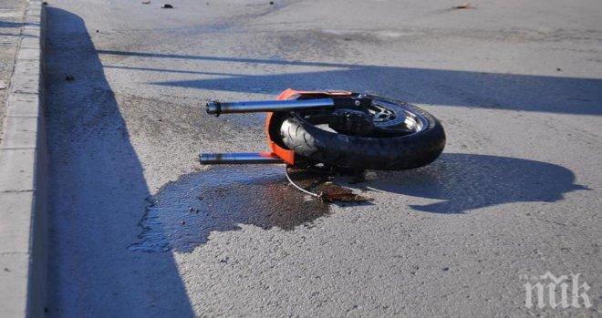 ТЕЖЪК ИНЦИДЕНТ! Моторист летя 15 метра след удар в кола, бори се за живота си