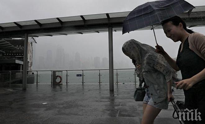 В Хонконг остава високо нивото на заплаха от тайфуна „Ханун“