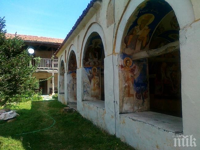 Правят временна спирка до манастир „Света Петка“ днес
