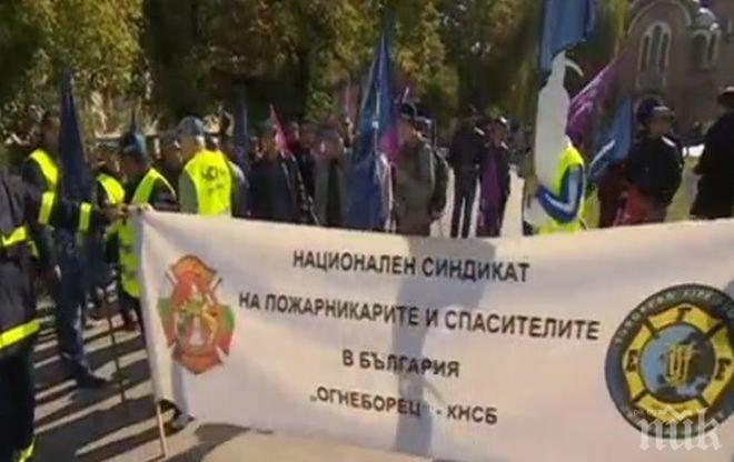Вътрешният министър Валентин Радев слезе при протестиращите пожарникари