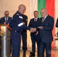 Министър Валентин Радев награди шефа на пожарната в Георги Пармаков с почетно отличие