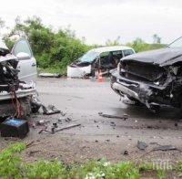 ВАЖНО! Катастрофа на пътя Кърджали-Момчилград, щетите са само по колите   