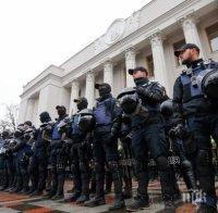 СБЛЪСЪЦИ В УКРАЙНА! Протестиращи окупираха парламента в Киев, искат премахването на депутатския имунитет