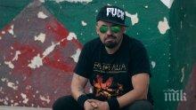 Бащинството даде крила на Дичо! Рокаджията събра 21 хита в първия си албум