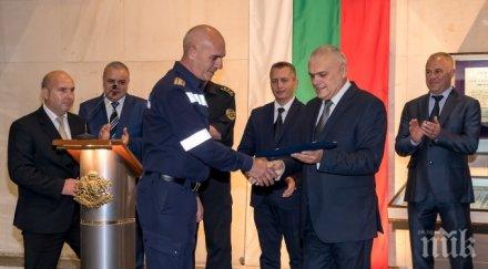 министър валентин радев награди шефа пожарната георги пармаков почетно отличие