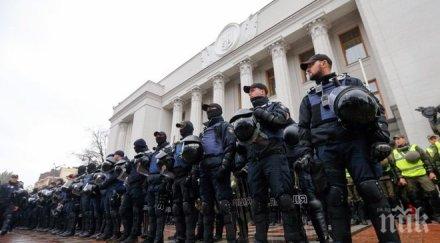 сблъсъци украйна протестиращи окупираха парламента киев искат премахването депутатския имунитет