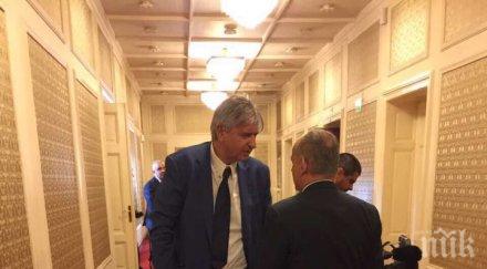 ексклузивно пик депутатът герб лъчезар иванов бастун парламента гласува твърдо въпреки контузията снимки