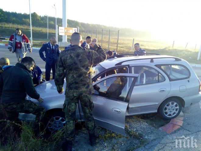 На път за празника на парашутиста: Военни от Специалните сили помогнаха при катастрофа на Тракия (СНИМКИ)