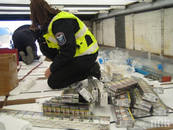 Митничарите удариха незаконен износ на цигари за Западна Европа - скрили 3000 кутии в хладилници (СНИМКИ)
