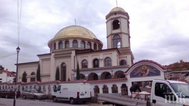 НЕВЕРОЯТНО! Нова чудотворна църква изникна в Асеновград