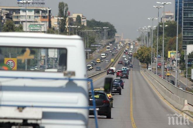 Тежък инцидент в София! Кола засече автобус на градския транспорт, има ранен пътник