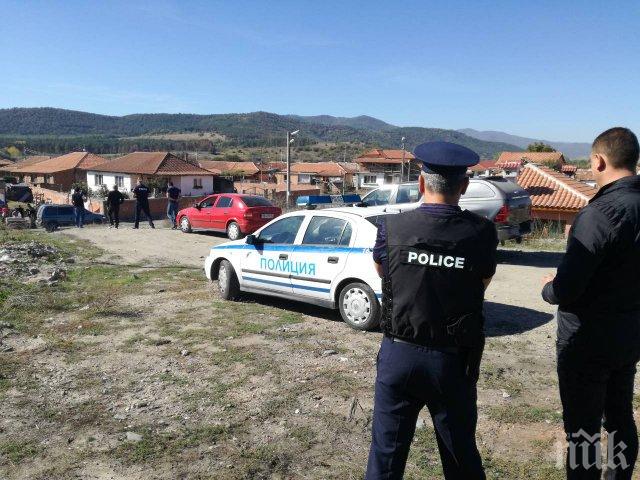 ИЗВЪНРЕДНО! Заради кървъв екшън за каруца с дърва: Полиция и жандармерия нахлуха в циганската махала на град Баня 