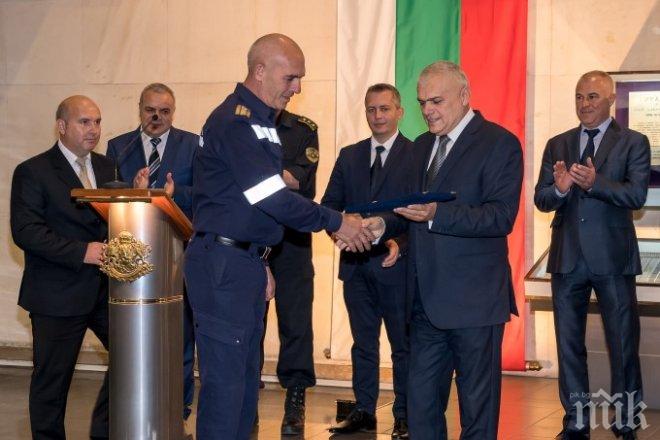 Министър Валентин Радев награди шефа на пожарната в Георги Пармаков с почетно отличие