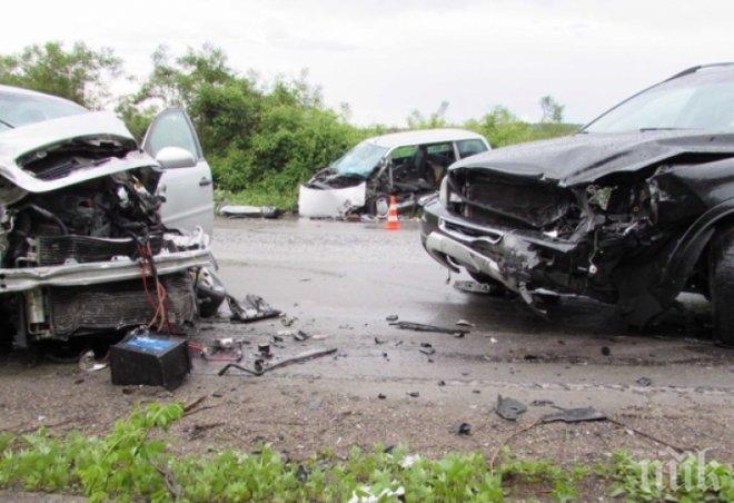 ВАЖНО! Катастрофа на пътя Кърджали-Момчилград, щетите са само по колите   