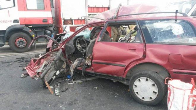 ЛОШО! Пиян млад шофьор удари друга кола, жена и дете са ранени
