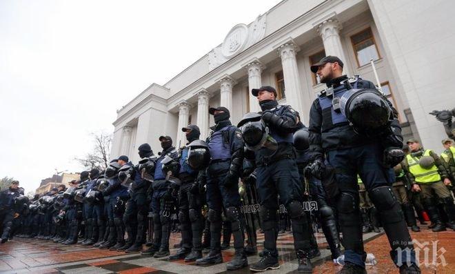 СБЛЪСЪЦИ В УКРАЙНА! Протестиращи окупираха парламента в Киев, искат премахването на депутатския имунитет