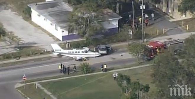 Инцидент! Петима пострадали, след като самолет се приземи аварийно на шосе във Флорида