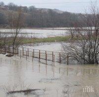 ОТ ПОСЛЕДНИТЕ МИНУТИ! Бедствието в Бургаско се разраства! Река Велека преля, наводни площада в село Кости