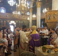 1000 деца станаха християнчета в масово кръщене